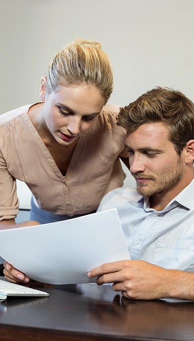 Una coppia legge insieme il preventivo scritto THUNDRA prima di firmare