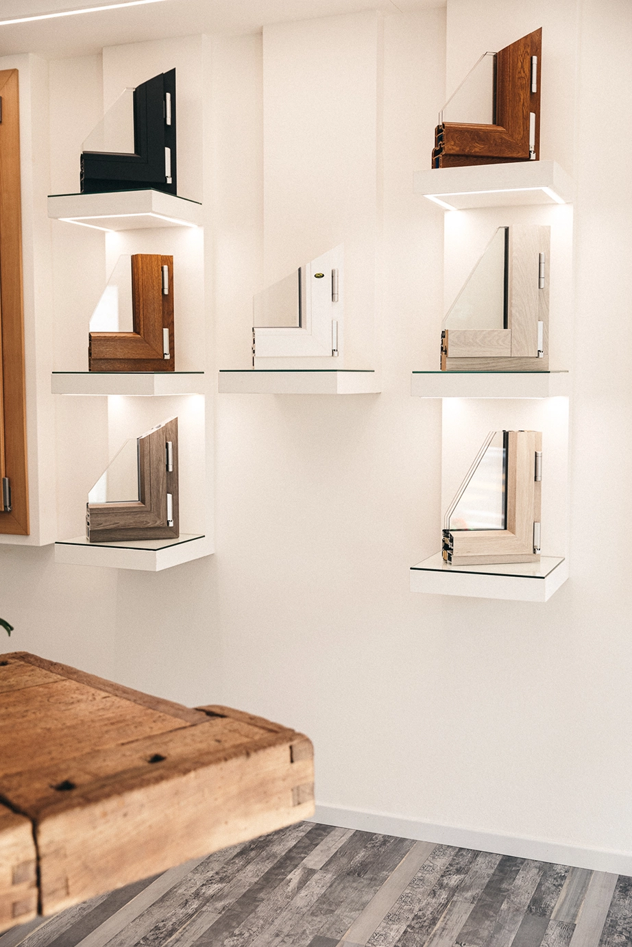 Espositore di campioni di profili e serramenti nello showroom THUNDRA