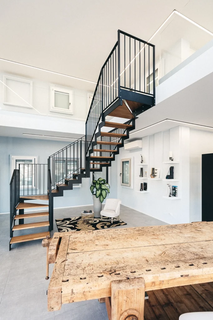 Showroom THUNDRA di Selvazzano Dentro con serramenti esposti e scala interna